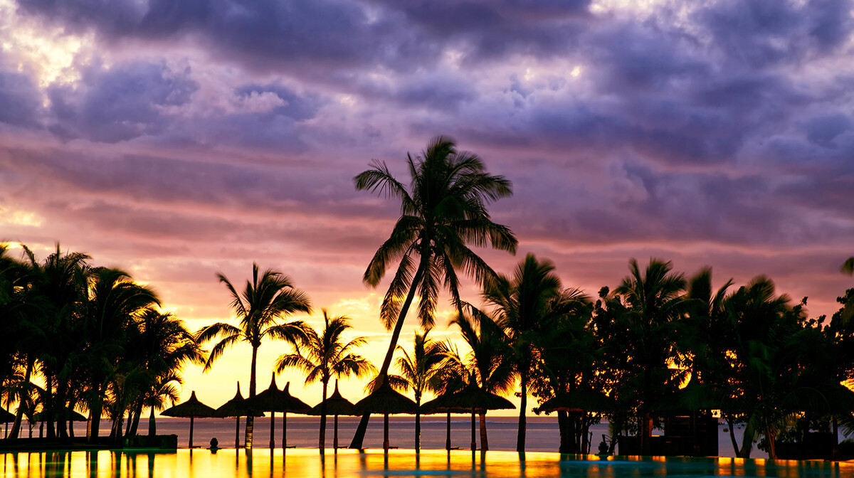 Mauricijus, predivan zalazak sunca na tropskoj plaži, daleko putovanje na Mauricijus