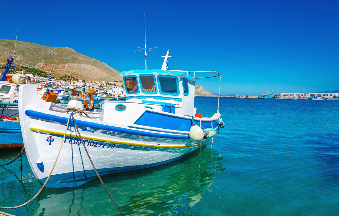 Grčka, brodić u luci i prekrasno plavo more, putovanja zrakoplovom, Mondo travel, europska putovanja