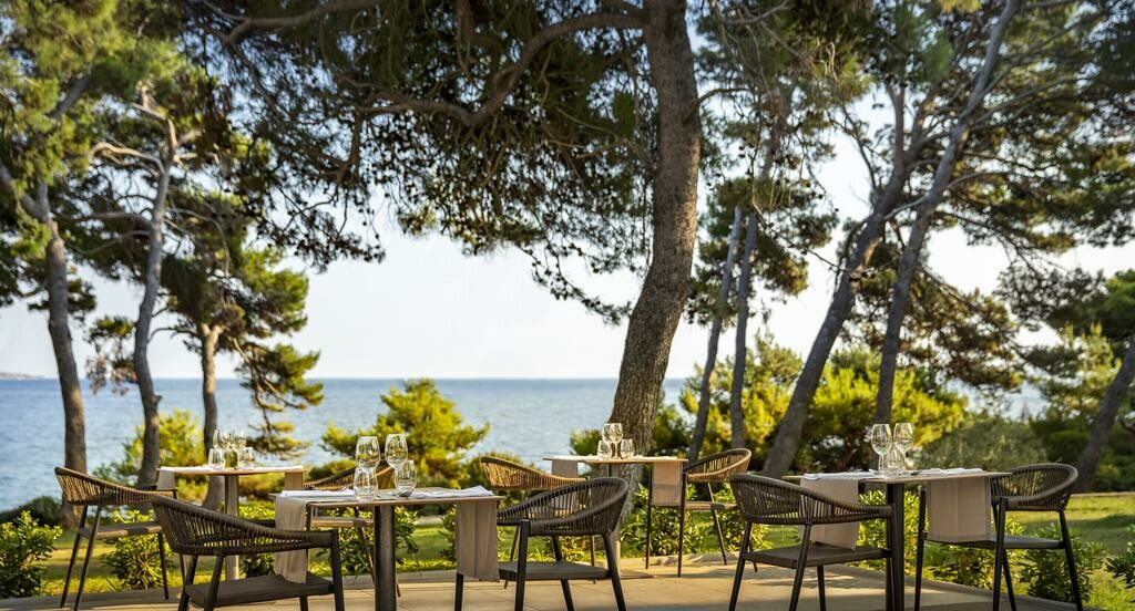 Otok Rab, Valamar Carolina Hotel & Villas, vanjski dio restorana u prirodi