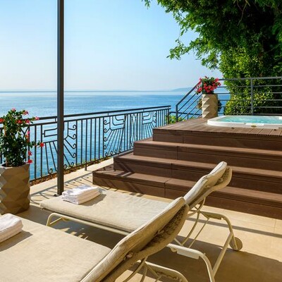 Vanjski jacuzzi s pogledom na more u hotelu Ambasador, Opatija.