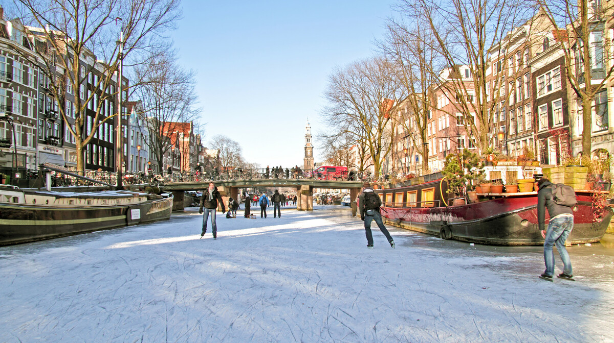 Klizanje na zamrnutom kanalu na putovanje u Amsterdam