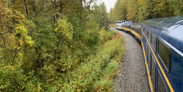 Aljaška željeznica prolazi kroz prirodu aljaske