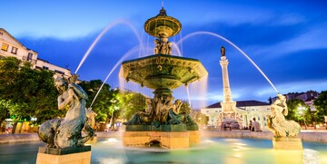 Noćno osvjetljena fontana na trgu Rossio , putovanje u Lisabon i portugalska tura