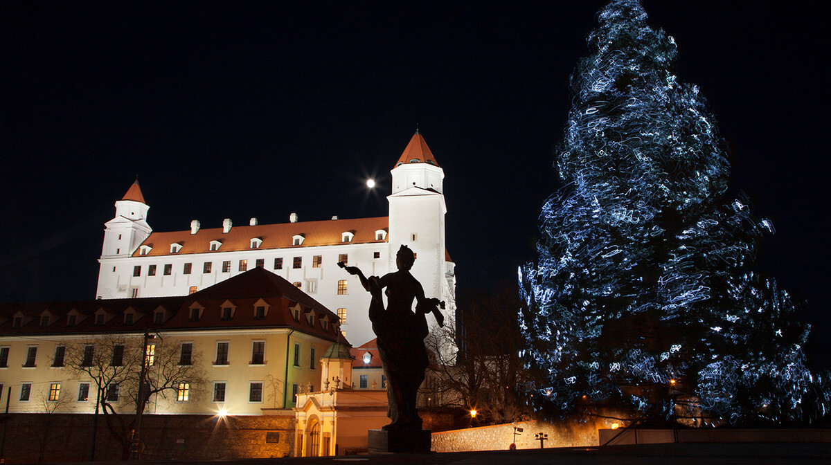 Osvjetljen Bratislavski dvorac i okićeni bor, Advent u Bratislavi, putovanje u Bratislavu