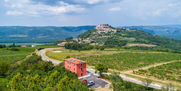Motovun, Casa Rossa, pogled na Motovun