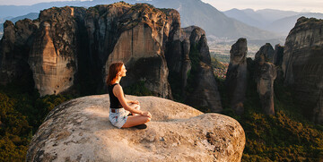 Grčka, Meteora, djevojka koja meditira