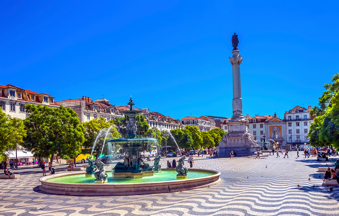 Fontana na trgu Rossio u Lisabonu, putovanje u Lisabon zrakoplovom