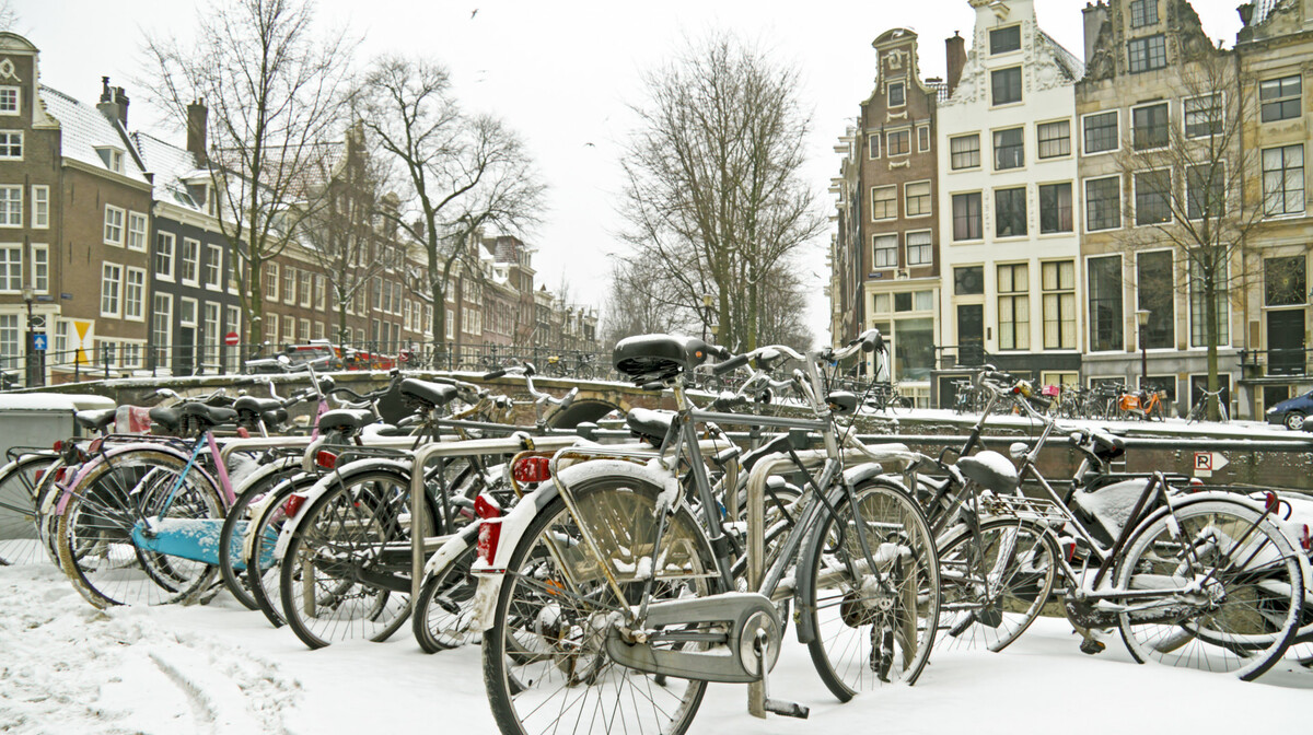 Bicikli pod snijegom u Amsterdamu, zimski praznici u Amsterdamu