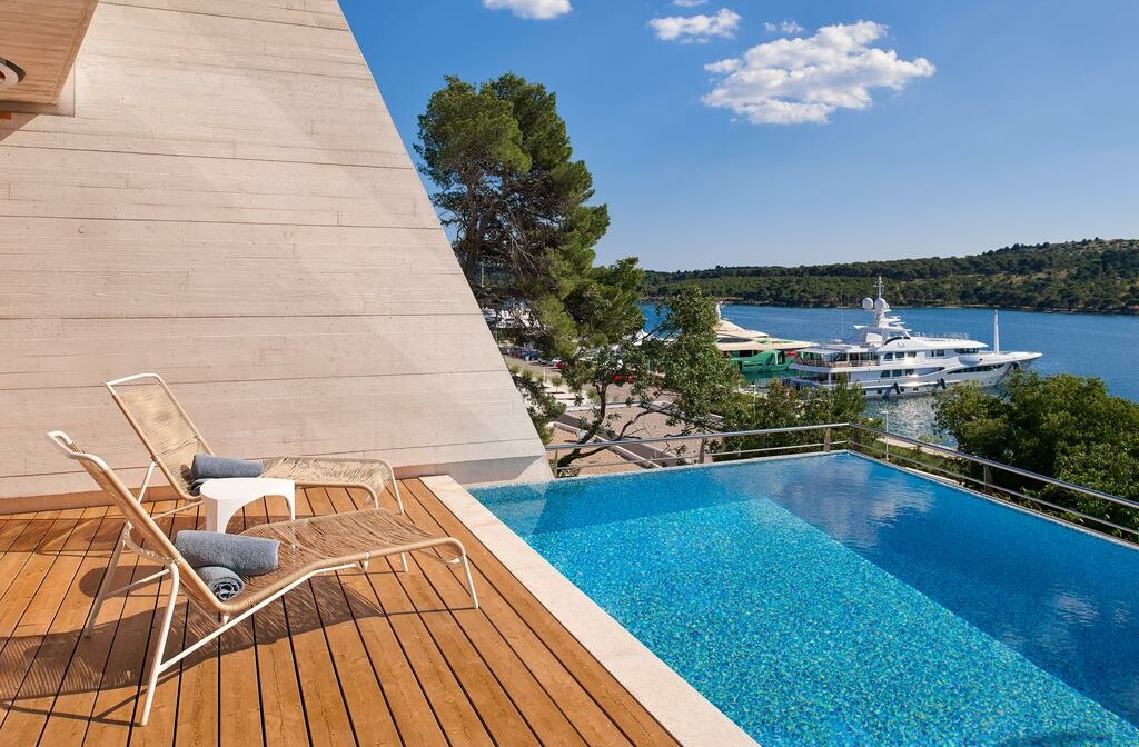 Ljetovanje u Hrvatskoj, Šibenik, hotel D Resort, Villa sa bazenom, pogled na ACI marinu