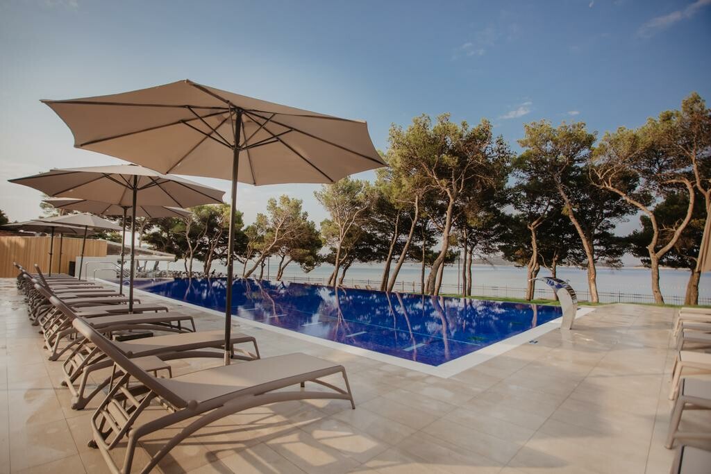 Vodice, Hotel Villa Arausana & Antonina, vanjski bazen uz pogeld na more
