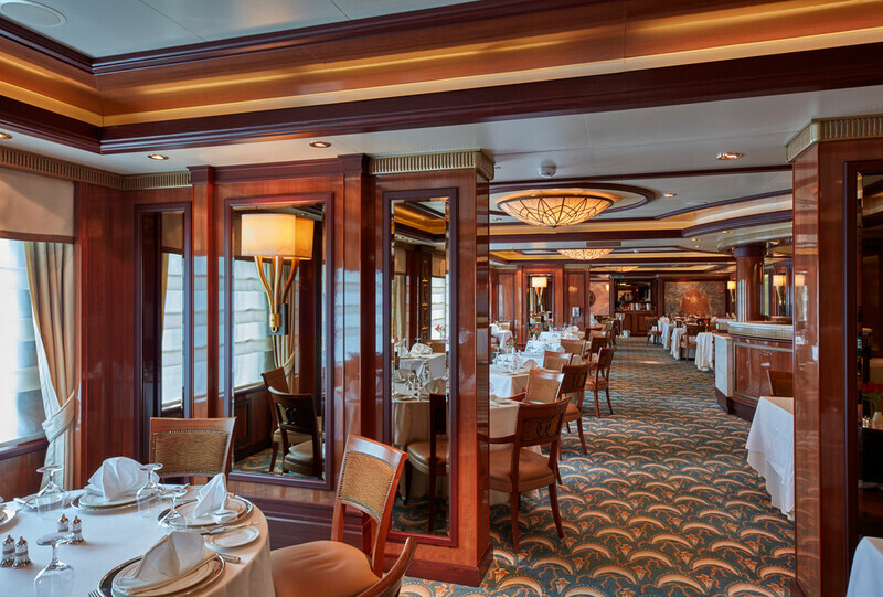 Queen Elizabeth - Britannia Club restaurant