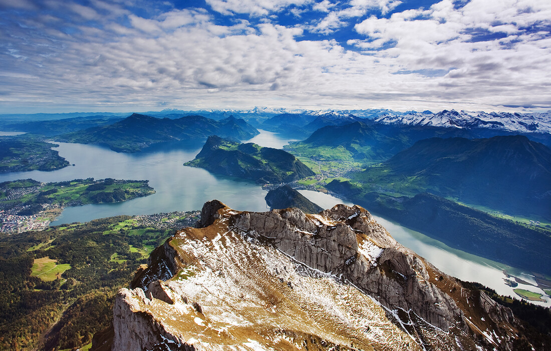 panorama švicarskih alpa na jezero, putovanje u švicarsku autobusom