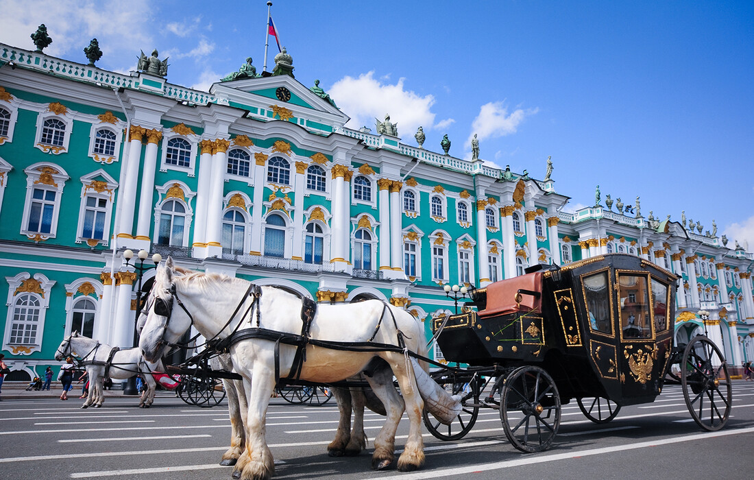 Kočija ispred muzeja Ermitaž, putovanje u St.Petrerburg avionom, garantirani polazak