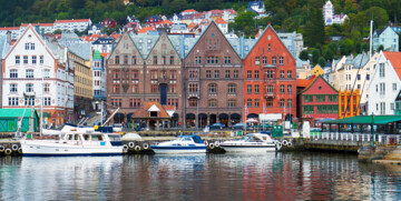 Raznobojne drvene kuće pod UNESCOM, putovanje Bergen, Norveška, Norveški fjordovi, mondo travel