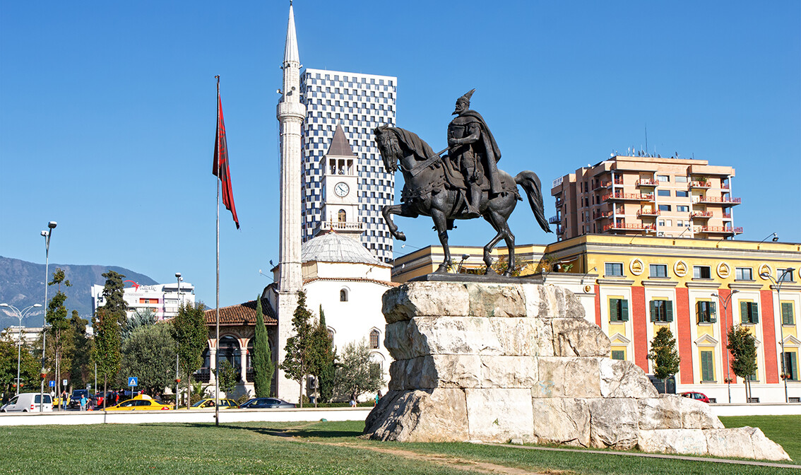 Tirana, spomenik Skanderbegu, putovanje Albanija, autobusno putovanje