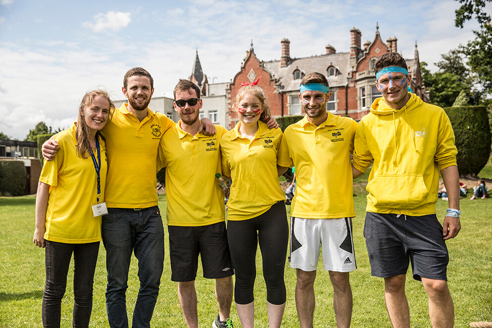 CES Yellow Shirts - tečajevi stranih jezika u inozemstvu