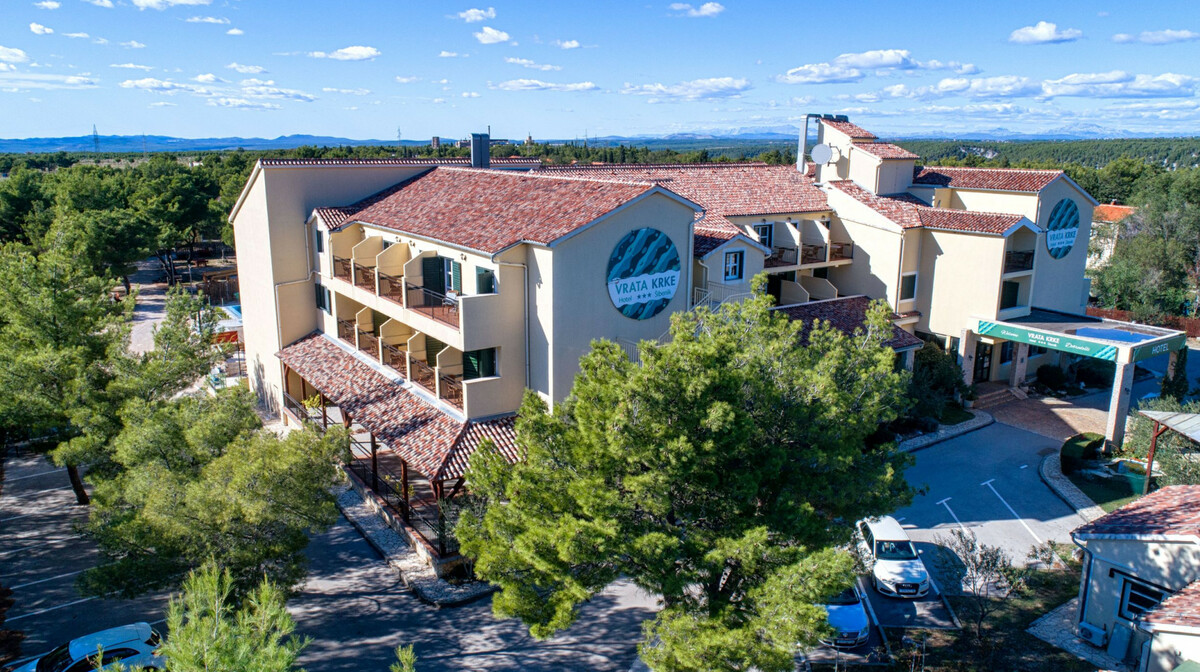 Lozovac, Hotel Vrata Krke