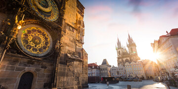 Prag, Astronomski sat Orloj-ura s posebnim mehanizmom i brojčanikom