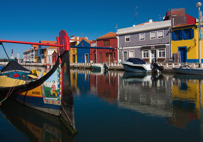 Šarene kuće na kanalima u Aveiru, putovanje u Portugal