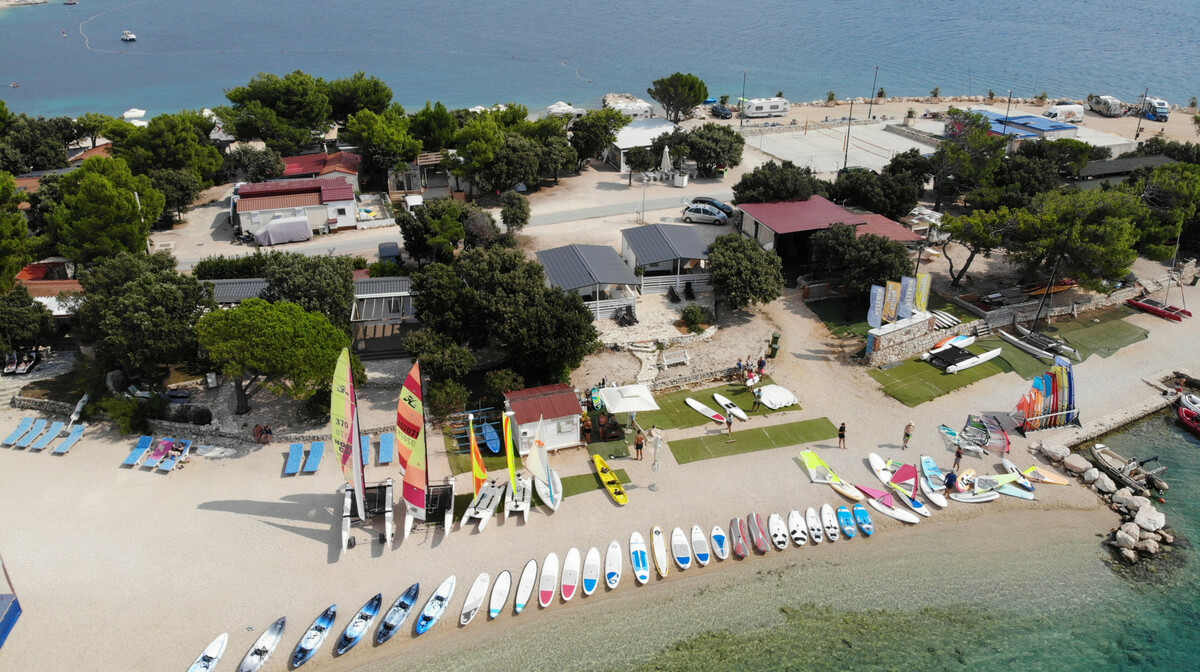 Surf centar Šimuni, ljetni sportski kamp, pogled na surf kamp i plažu