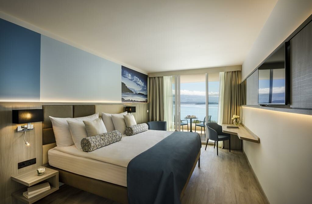 Otok Rab, Valamar Carolina Hotel & Villas, soba sa balkonom,pogled na more