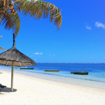 Mauricijus, tropska plaža sa palmom i suncobranom, daleko putovanje na Mauricijus