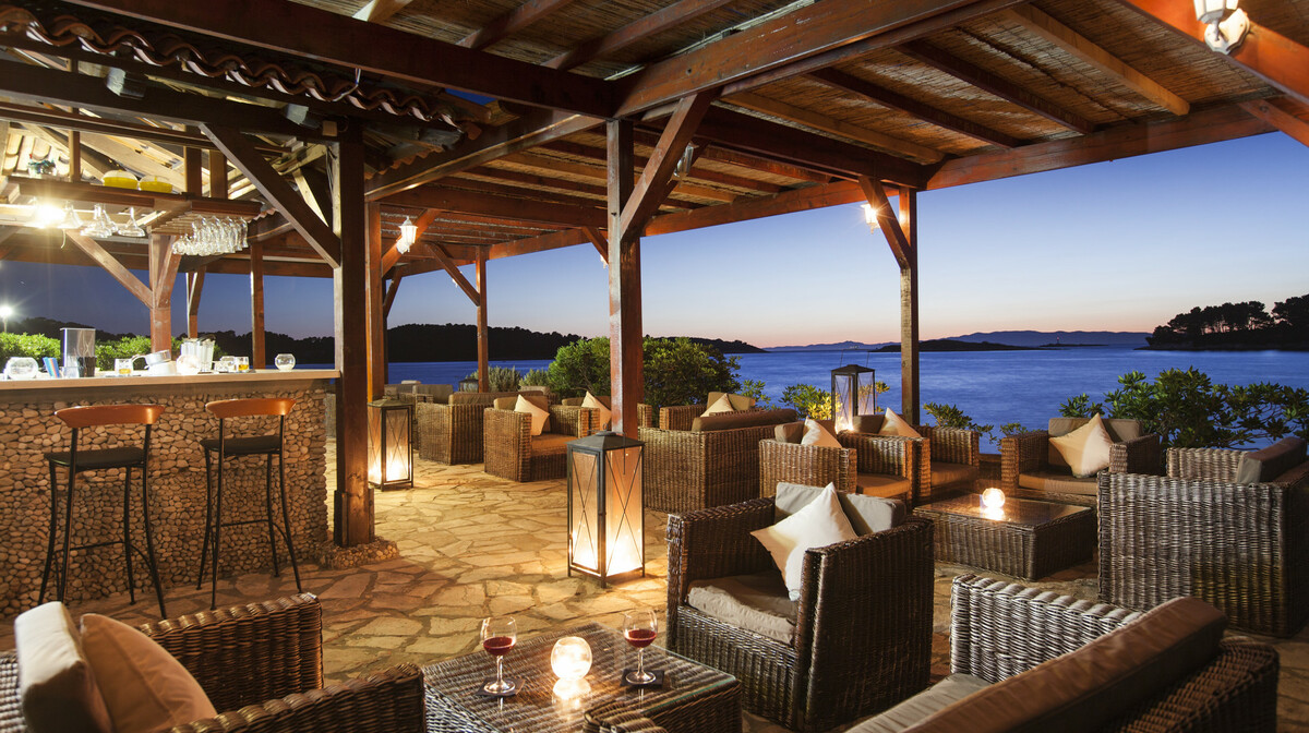 Ljetovanje u Hrvatskoj, Otok Mljet, hotel Odisej, beach bar, čaša vina uz zalazak sunca