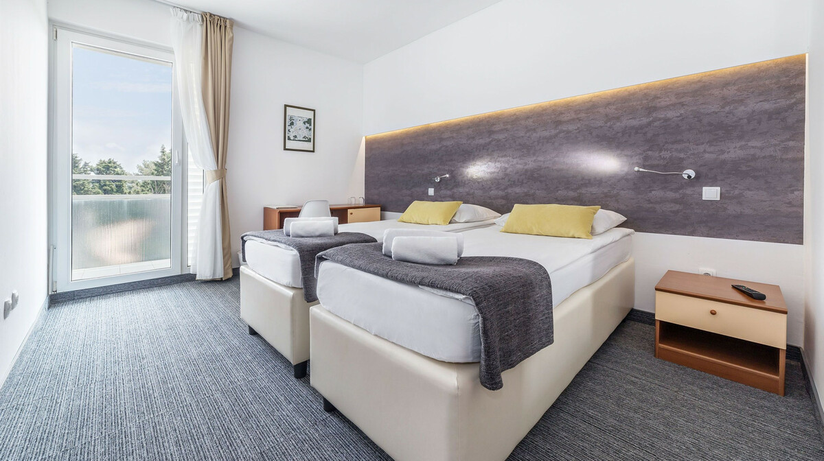 Vodice, hotel Punta, standard park strana