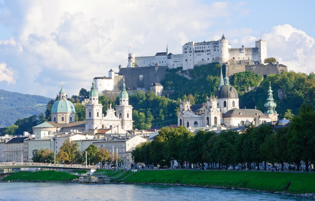 Rijeka Salzach i pogled na Mozartov grad Salzburg, putovanje u Salzburg