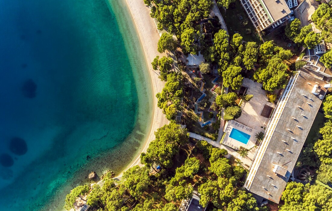 Pogled na hotel Maestra i pješćanu plažu u Brelima, modno travel