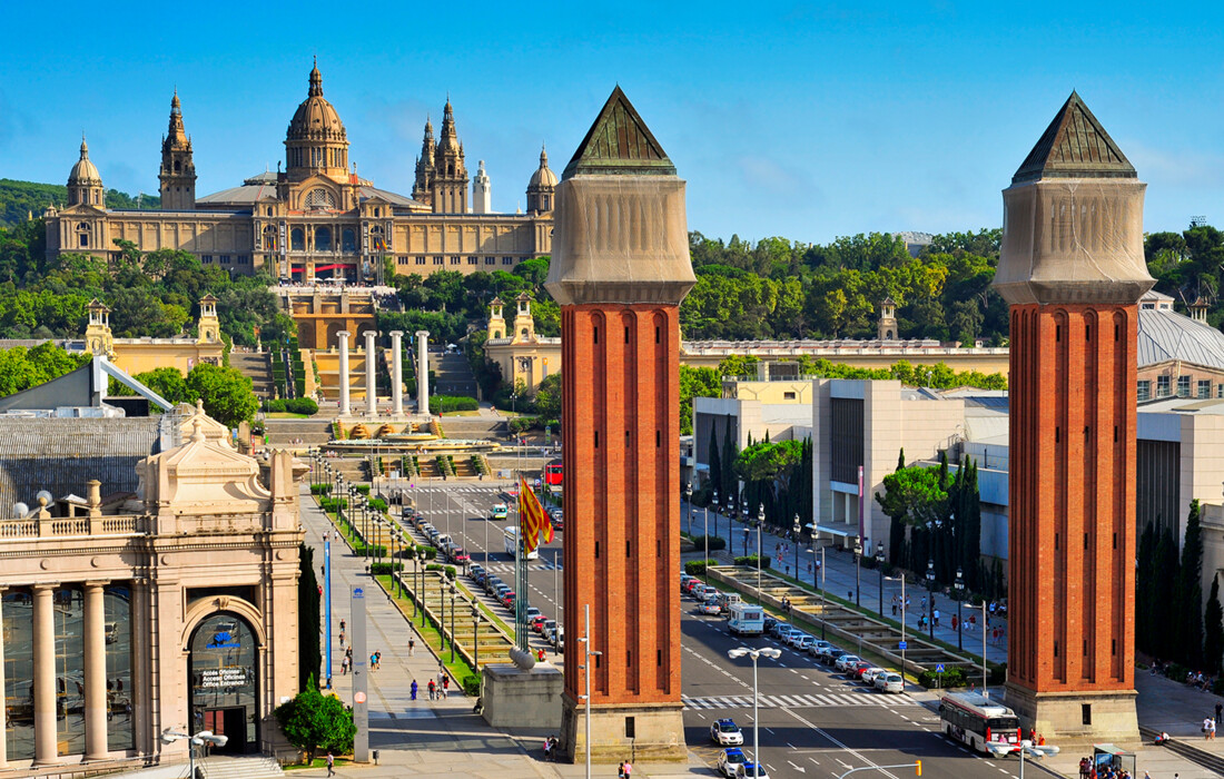 Nacionalna palača na Plaza de Espana, putovanje u Barcelonu, Mondo travel