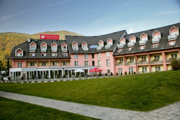 Slovenija, wellnes u Sloveniji, Kranjska Gora, Ramada Hotel, vanjski dio hotela u proljeće