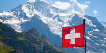 Švicarske alpe i švicarska zastava, putovanje u Švicarsku, garantirani polasci