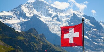 Švicarske alpe i švicarska zastava, putovanje u Švicarsku, garantirani polasci