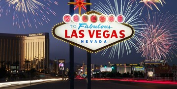 Amerika, Nevada, Las Vegas, osvjetljeni znak dobrodošlice na ulasku u Las Vegas, grupni polasci