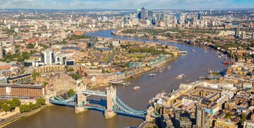 London panorama sa pogledom na Themsu i Tower bridge na putovanju u London