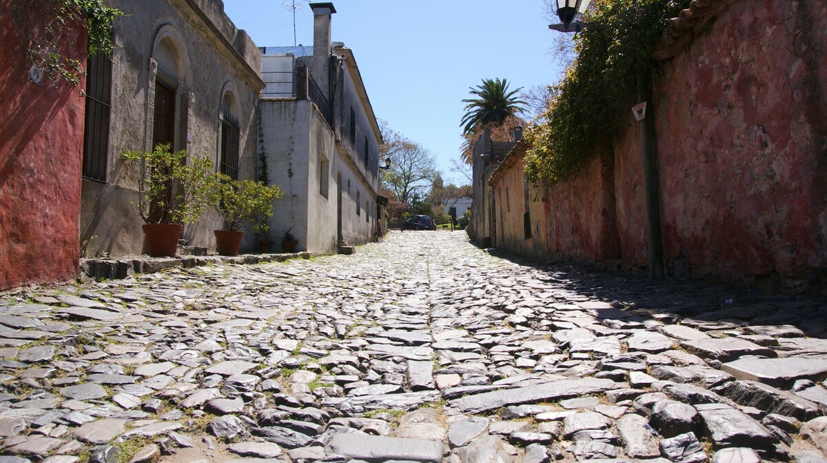 Urugvaj, Colonia del Sacramento, pogled na ulicu, daleko putovanje u Urugvaj, grupni polaci