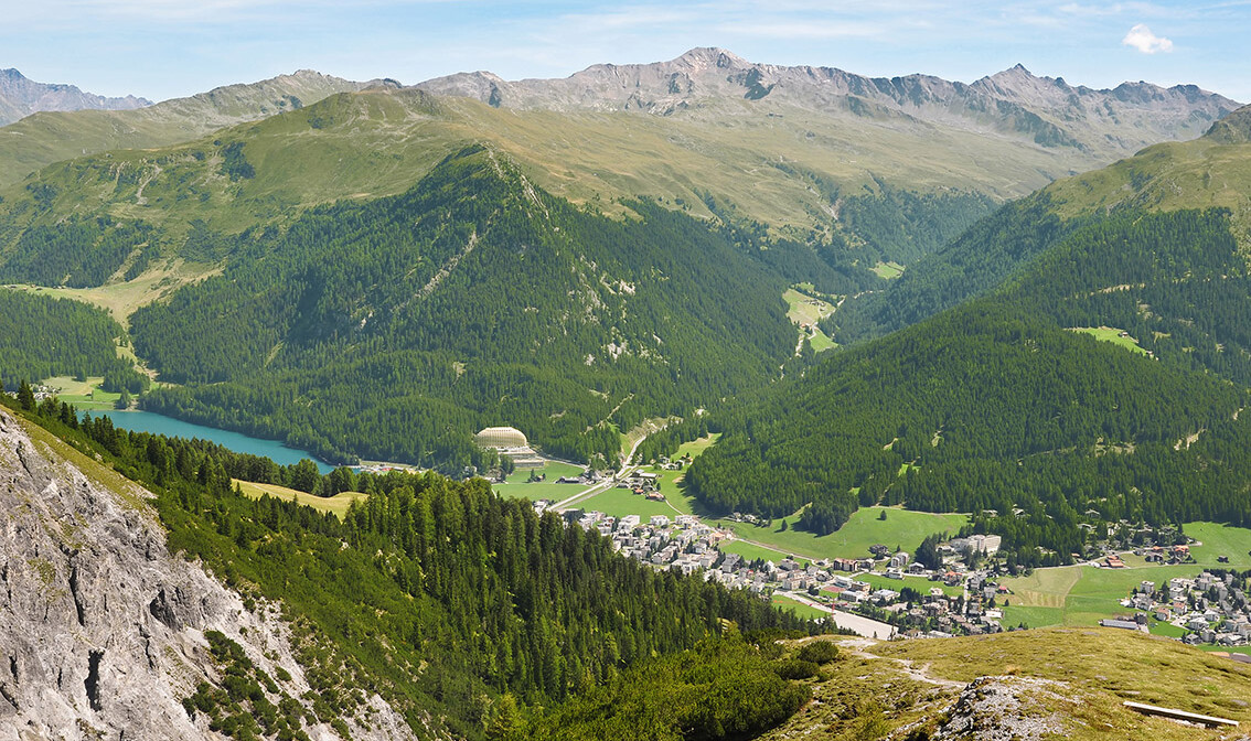 Prekrasan pogled na planine i grad Davos u dolini, Švicarska