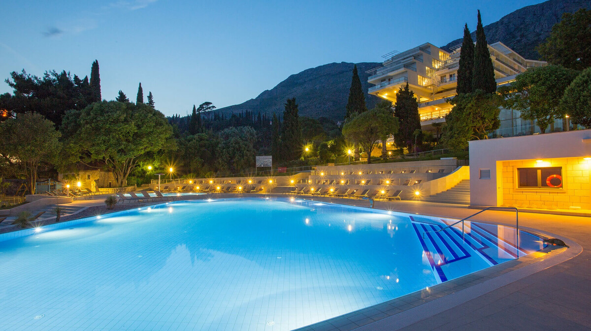 Mlini (Dubrovnik), Hotel Astarea, bazen sa ležaljkama