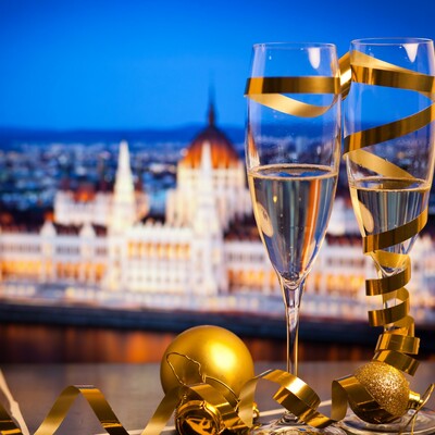 Čaše pjenušca za doček  Nove godine u Budimpešti, Mondo travel