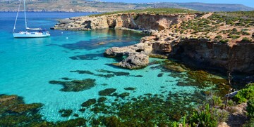 Malta, Comino, predivna tirkizna plaža, ljetovanje na mediteranu, direktni letovi,