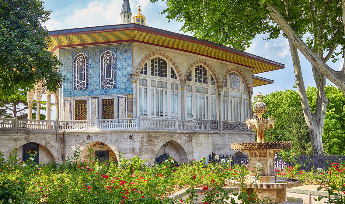 Turska, Istanbul, ružičnjak ispred Bagdadskog kioska u Topkapi palaći, garantirani polasci, 