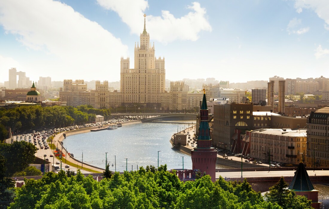 Zgrada hotela Radisson Blu i rijeka Moskva, daleka putovanja