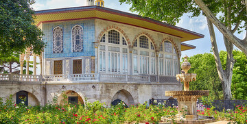 Turska, Istanbul, ružičnjak ispred Bagdadskog kioska u Topkapi palaći, garantirani polasci,