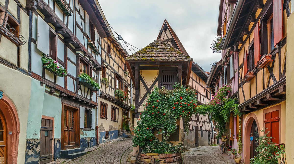 uske ulice grada Eguisheim u pokrajini Alsace, putovanje zrakoplovom, garantirano putovanje