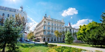 Hotel Palace Zagreb smješten na Strossmayerovom trgu u centru grada.