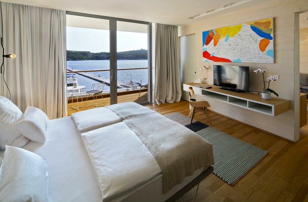 Ljetovanje u Hrvatskoj, Šibenik, hotel D Resort, soba sa balkonom i pogledom na ACI marinu