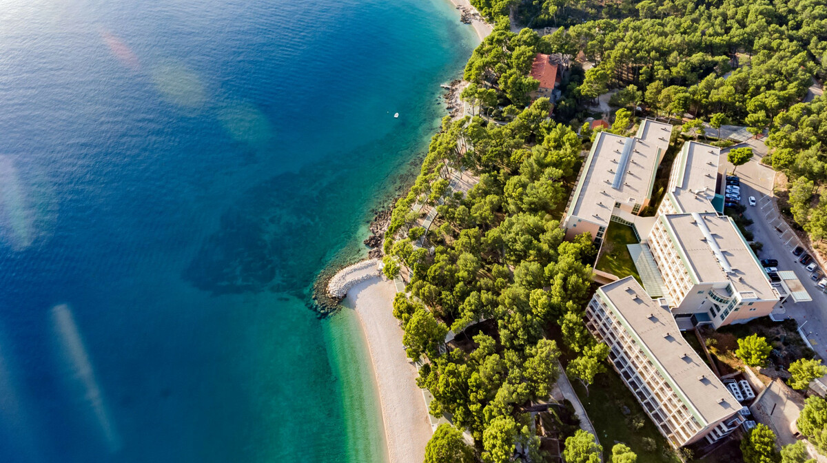 Pogled na hotel Bluesun Marina i plažu ispred hotela, mondo travel