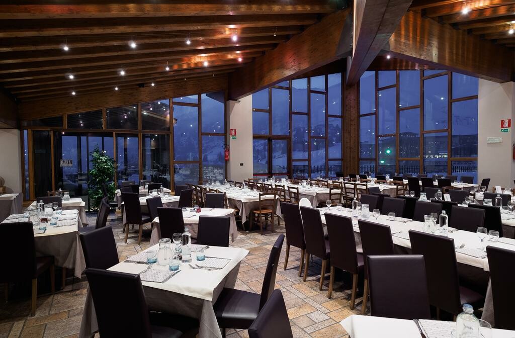 Skijanje u Italiji, skijalište Passo Tonale, Hotel Piandineve, restoran