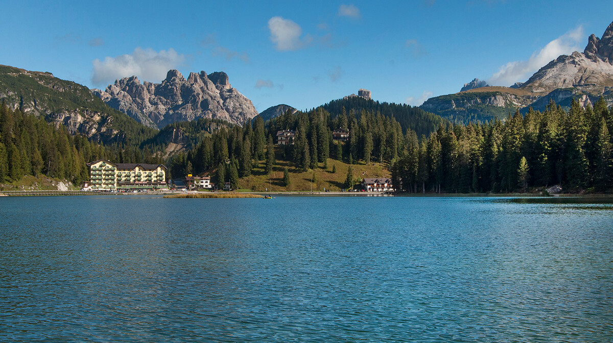 ljetna panorama uz jezero hotela Misurina